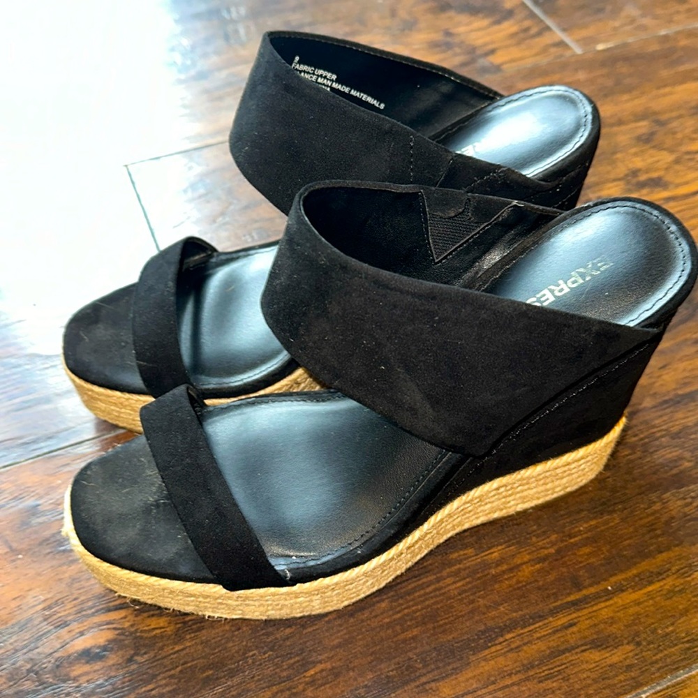 Adorable suede wedges. So comfy. 9
